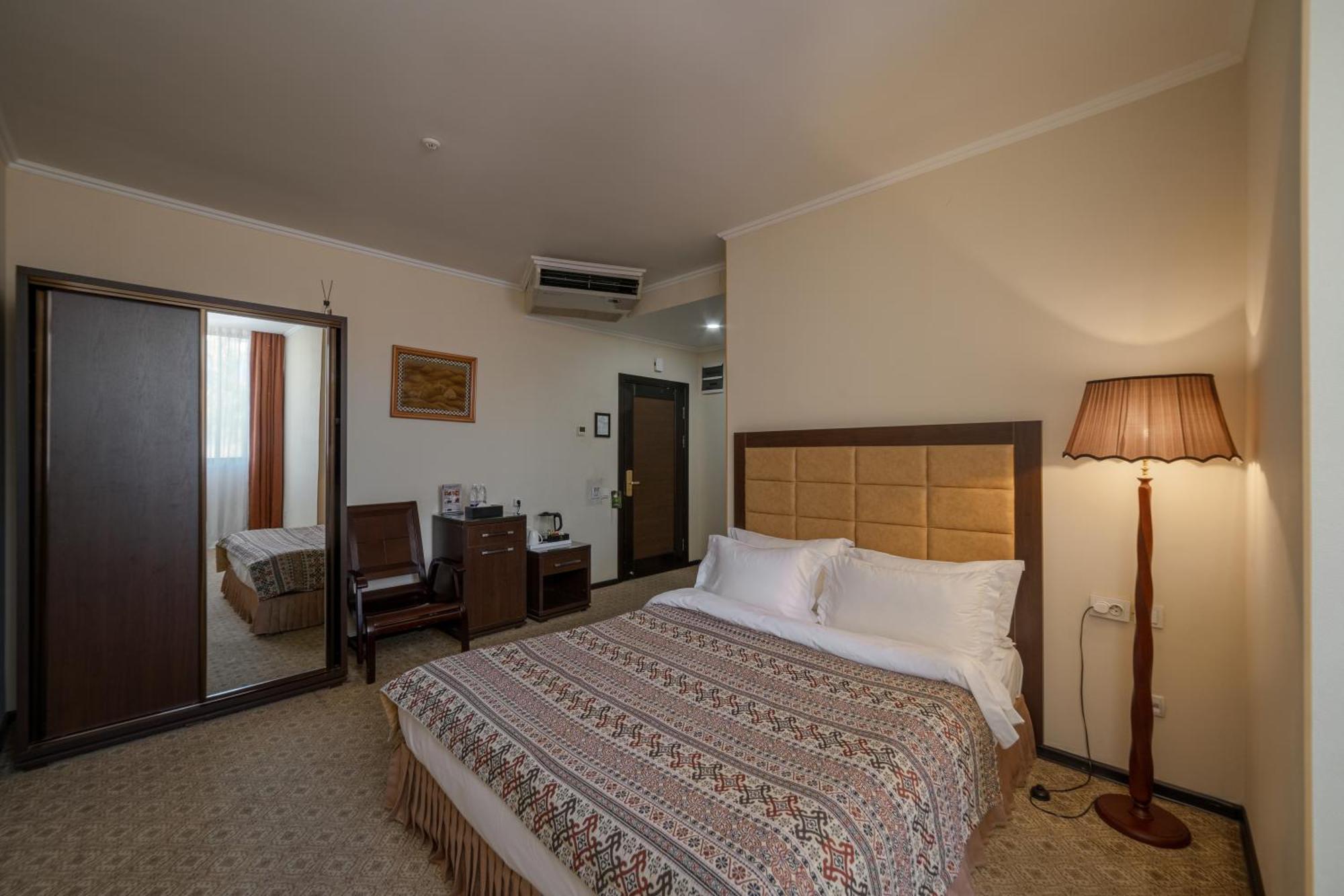 Jannat Regency Hotel Bishkek Ngoại thất bức ảnh